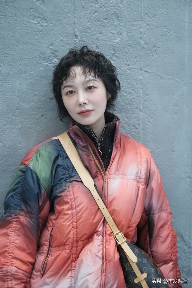 三种很流行的女生烫发发型， 慵懒蓬松很优雅，极具高级感