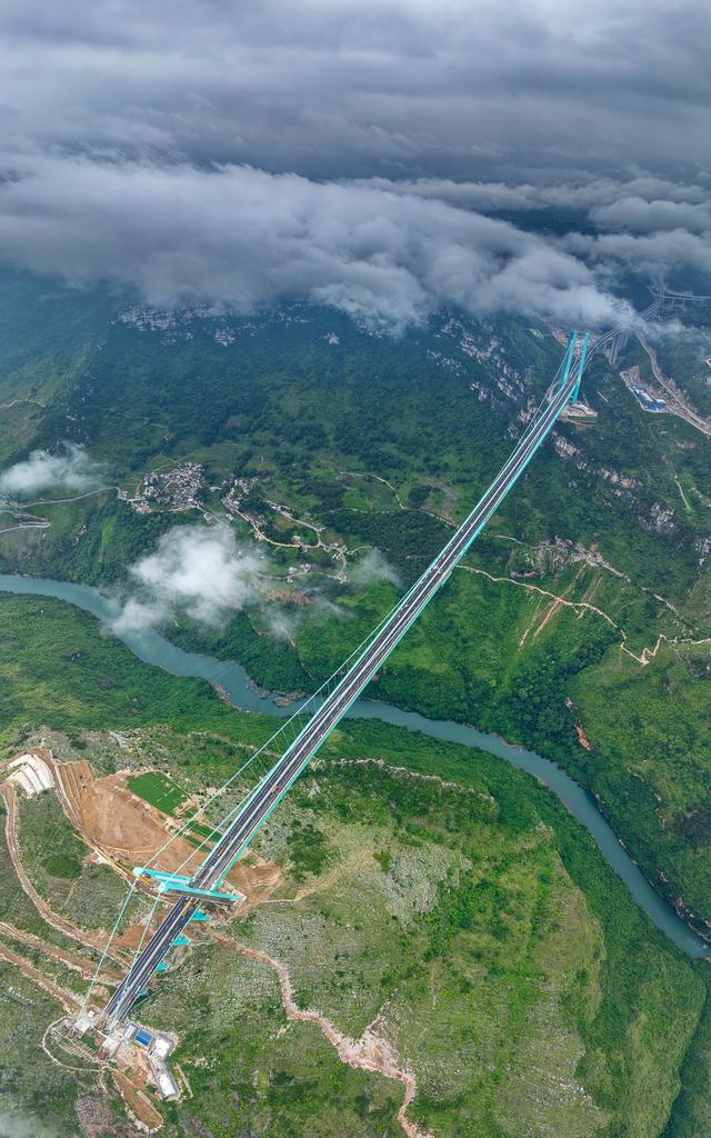 世界第一高桥下，地球被切开了：喀斯特之旅真正的入口