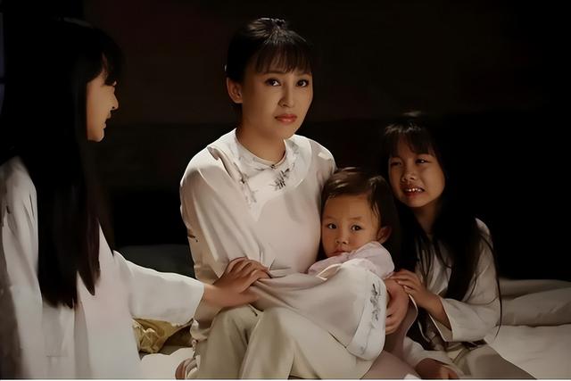 她19岁与导演私奔，在地下室裸婚连生3胎，今被丈夫用7部剧捧红