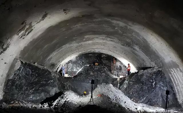 中国开创全球先例，砸40亿资金凿穿秦岭！到底是什么给的底气？