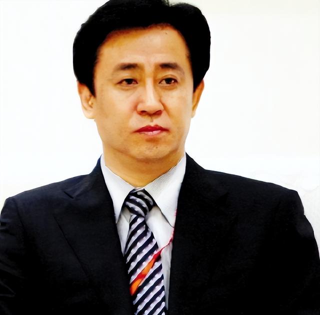 这下麻烦大了！短短3个月，许家印再迎5大噩耗，王健林的话应验了