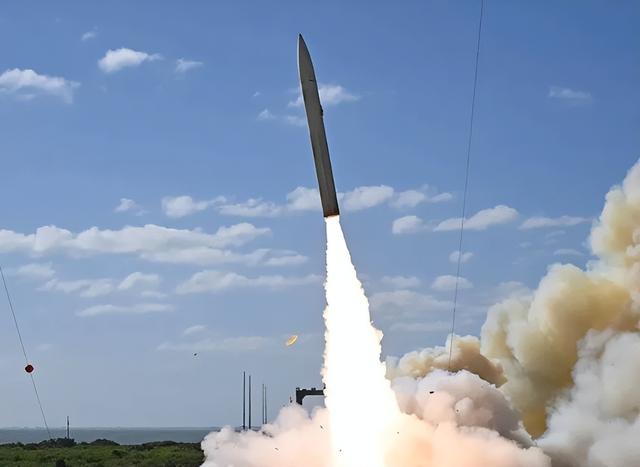 美军最新高超武器，战斗部不如空空导弹，每月造1枚还想威慑中国