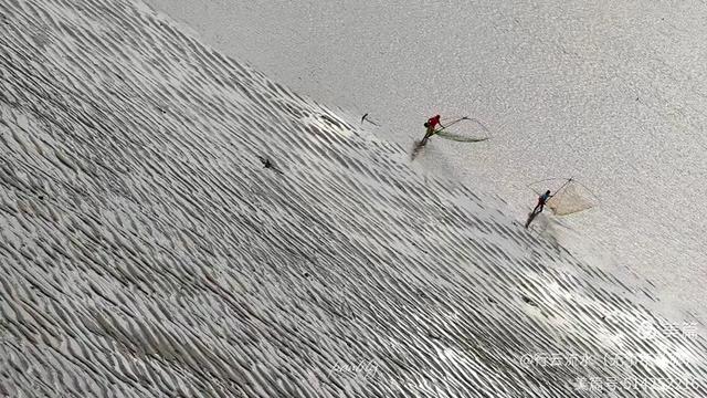 彩色旅图｜光影里的霞浦：捕捉退潮日出的瞬间，沙滩带着酒窝微笑