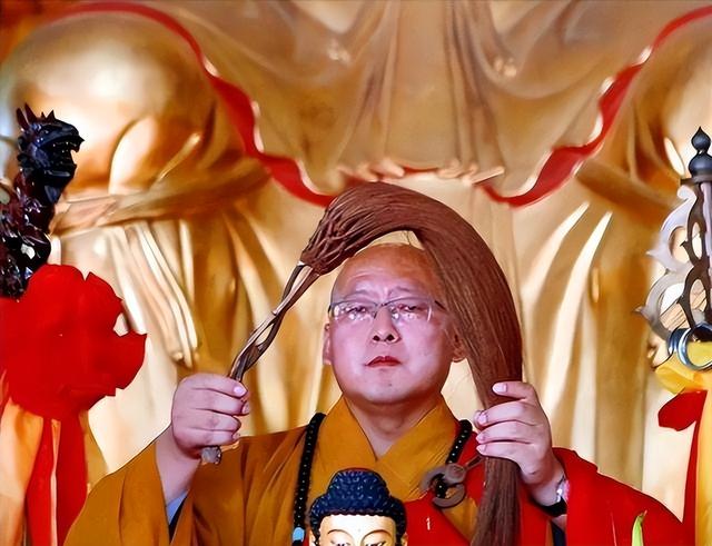 五台山方丈圆寂仅4天，令人恶心的一幕上演，生前奢侈用度引争议