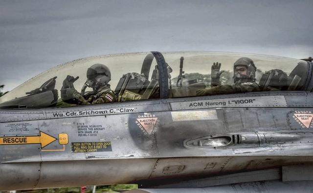 泰国F-16火力全开越炸越狠，中国火箭炮首参战，柬埔寨彻底失算了