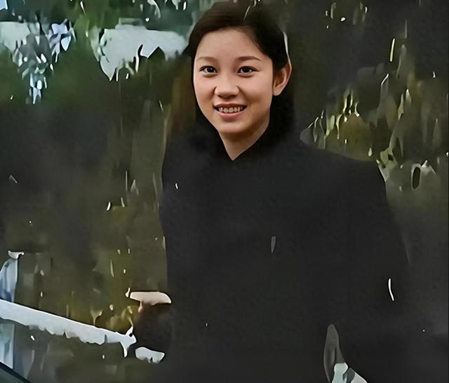 刘思齐有多美？1949年的一张留影，那年她19岁气质非凡！