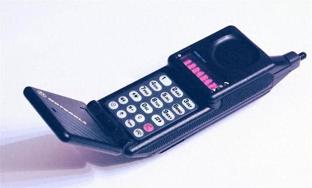 通信历史连载788-世界第一部下翻盖手机-摩托罗拉MicroTAC-1989年