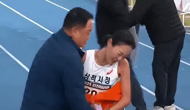 韩国女运动员回应推开男教练，已向对方道歉：他突然很用力抓住我，胸部和胸口剧烈疼痛，胳膊被束缚难以挣脱