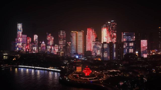 国庆假期，青岛浮山湾“大美中国”主题灯光秀全新点亮