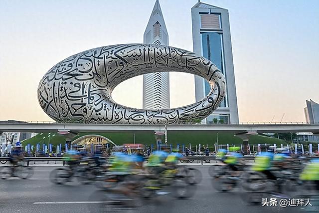 2025迪拜骑行活动 | 四万骑手将谢赫扎耶德路变成了“骑行天堂”