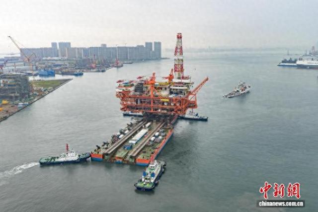 南海东部油田最大规模注水开发平台上部组块在山东青岛离港起运