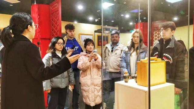 寻茶史、爬茶山、学茶艺！国际主播打卡 “世界茶源” 蒙顶山！