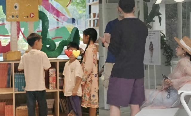 马龙龙嫂凭啥嫁了极品老公？出门负责带娃，和闺蜜聊天他坐旁边等