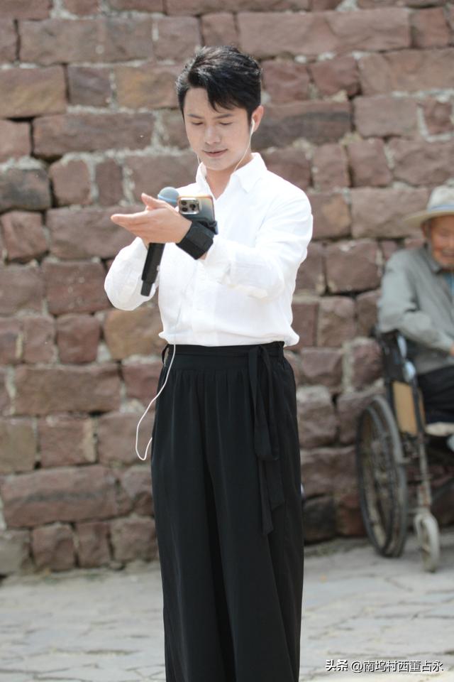 网红沧海一舟河南平顶山市郏县堂街镇临沣寨景区广场直播唱歌随拍