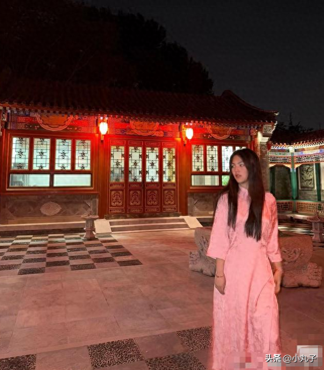 王诗龄深夜穿旗袍，在北京四合院拍照，网友：好恐怖！