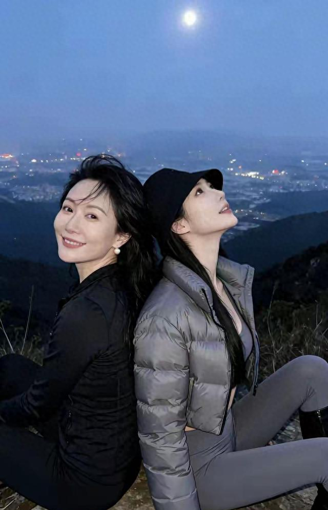 快五十岁爬山累到腿软，闺女一路陪伴加油，山顶景色让我忘记疲惫