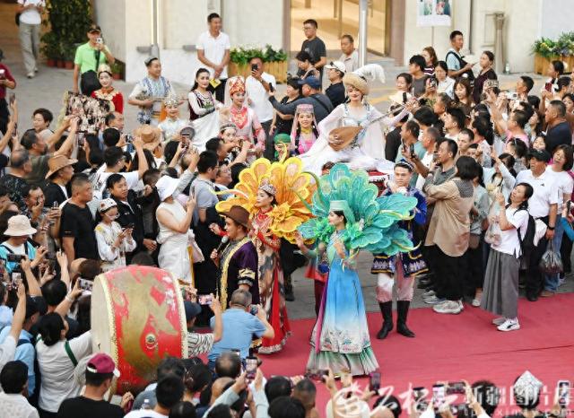 连续三十天！20万+游客每日打卡“第一会客厅”