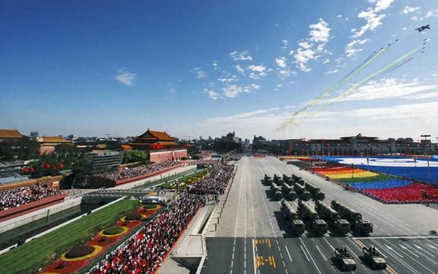 被央视怒批、摇头晃脑、德不配位，难怪阅兵从不邀请“流量”明星