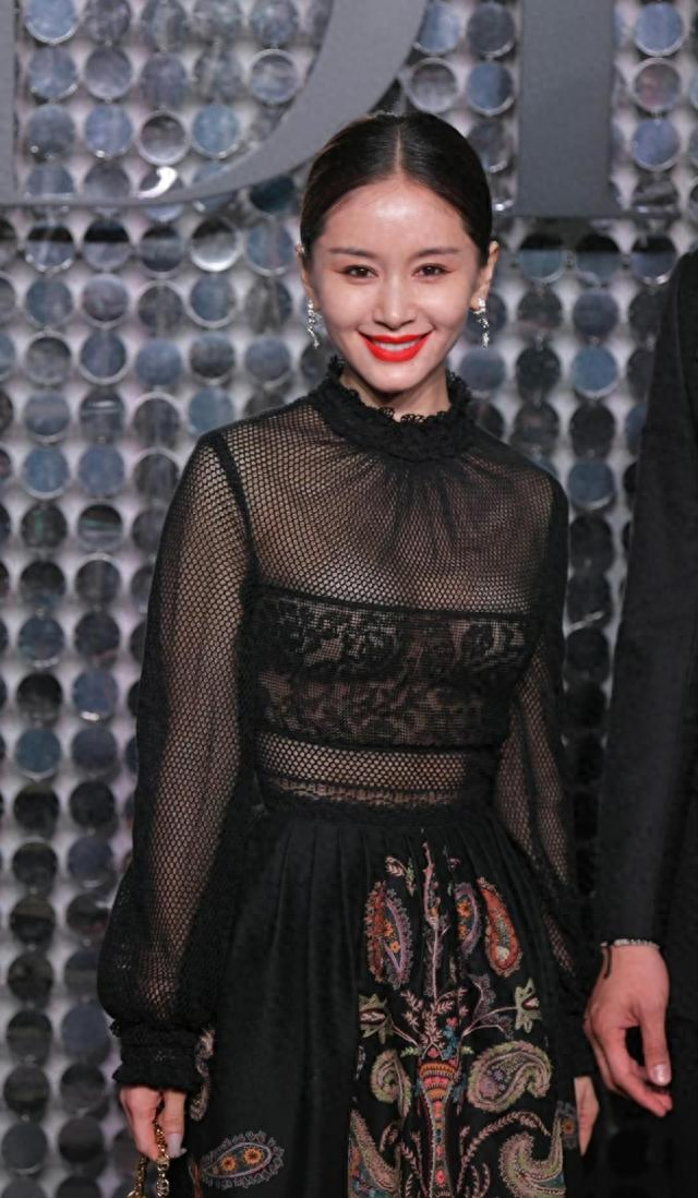 38岁王子文越来越放的开，穿黑色透视连衣裙，个子不高却很有料！