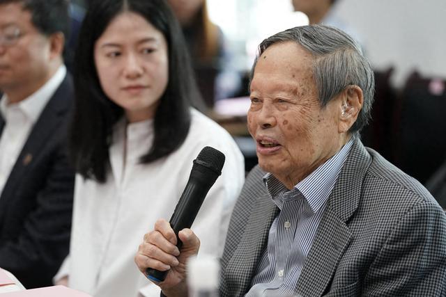 翁帆发文：杨先生离开的时候一定很欣慰，他交出了一份满意的答卷；有他多年的陪伴	，我何其有幸