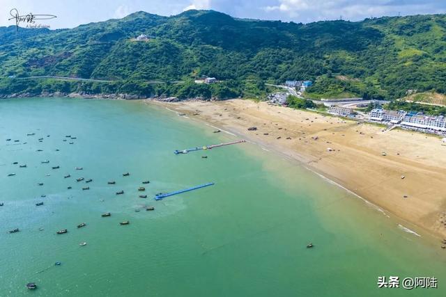 在苍南的黄金海岸线上，王孙沙滩算是个比较低调的避暑胜地