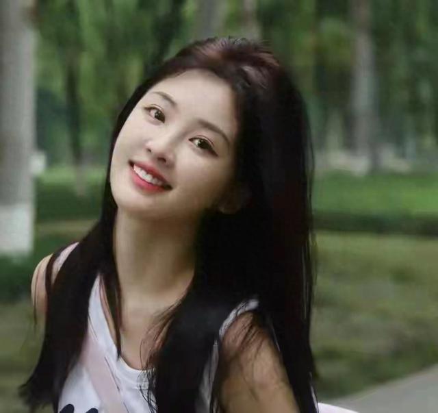 重庆师范大学校花沈歆一美貌惊艳全网，网友惊叹:蟾宫玉兔落凡尘