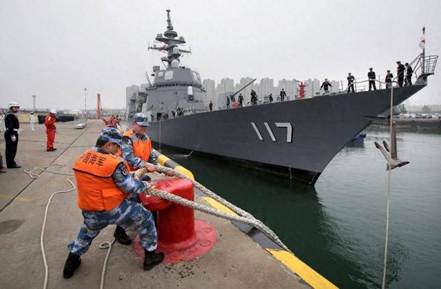 中国军舰两炮震动全日本，日舰只听得懂炮声，外交部回应掷地有声