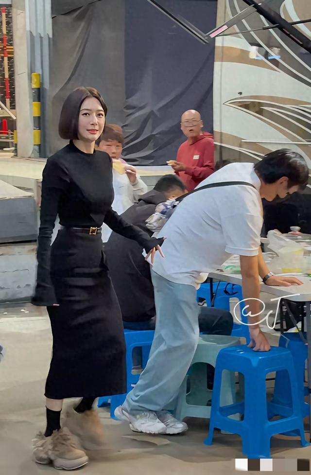 秦岚变化太大了，胸很大，腰很细，臀部很大，身材有点像芭比娃娃