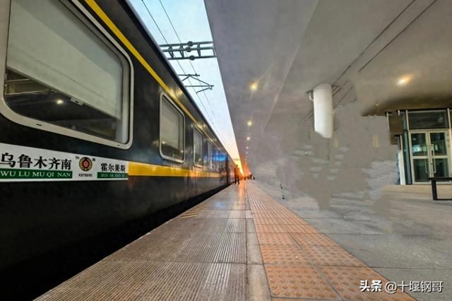 k9789次乌鲁木齐南到霍尔果斯绿皮火车，没想到还是夕发朝至列车