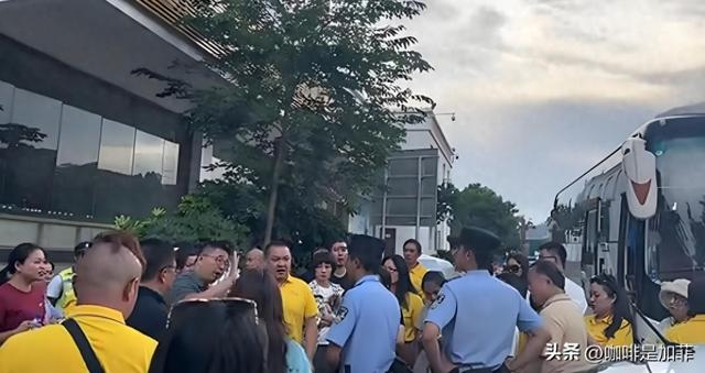 130名游客被丢服务区暴晒！旅游团六小时不发车！花钱也解决不了