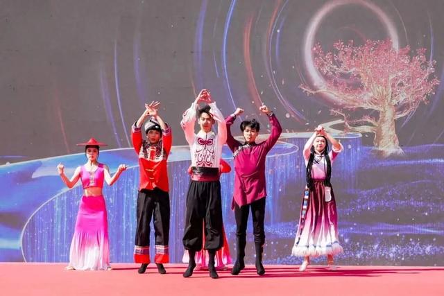 看演出、体验非遗、吃万人长寿面、听音乐会......在石景山从早玩到晚
