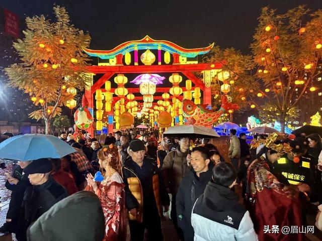 约16万人涌入丹棱过年，他们说：“今年丹棱的年味浓得化不开！”