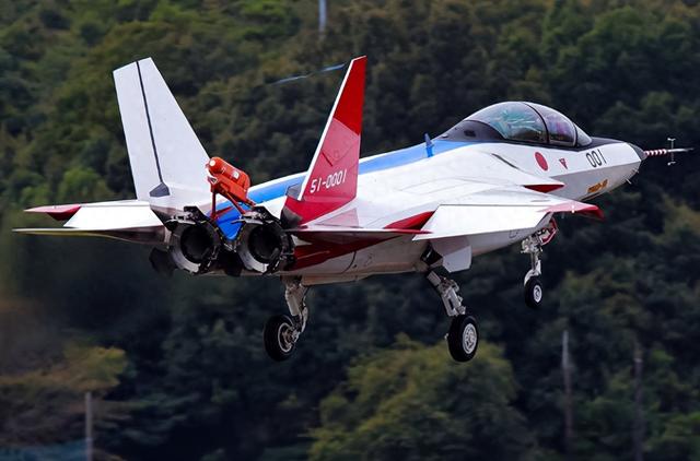 打破常规！双垂尾双发动机还能隐身，低成本教练机到底有多牛？