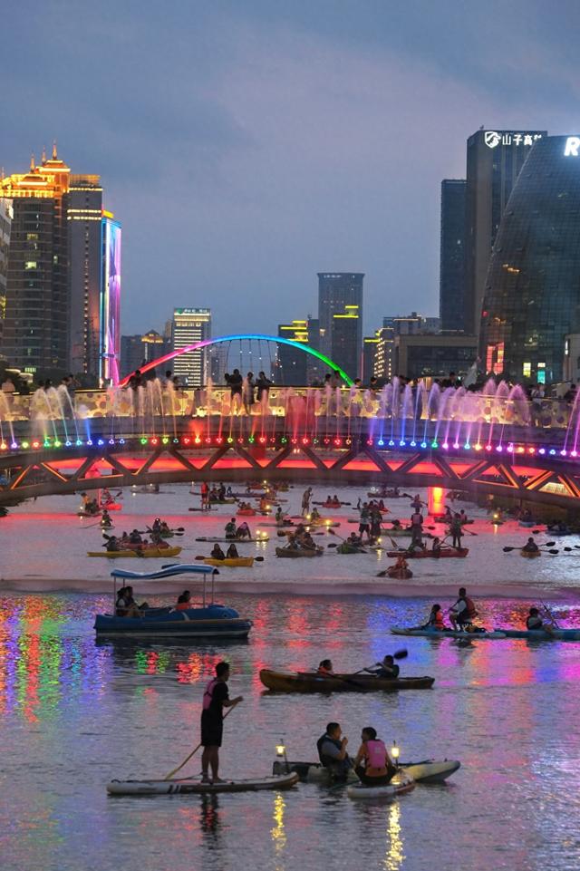 宁波东部新城夏夜“流动油画”