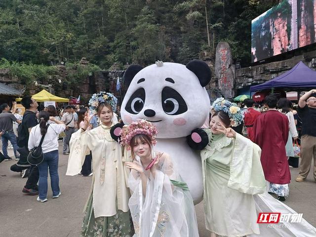 国庆游张家界｜氛围感拉满！张家界国家森林公园NPC巡游点燃国庆热情