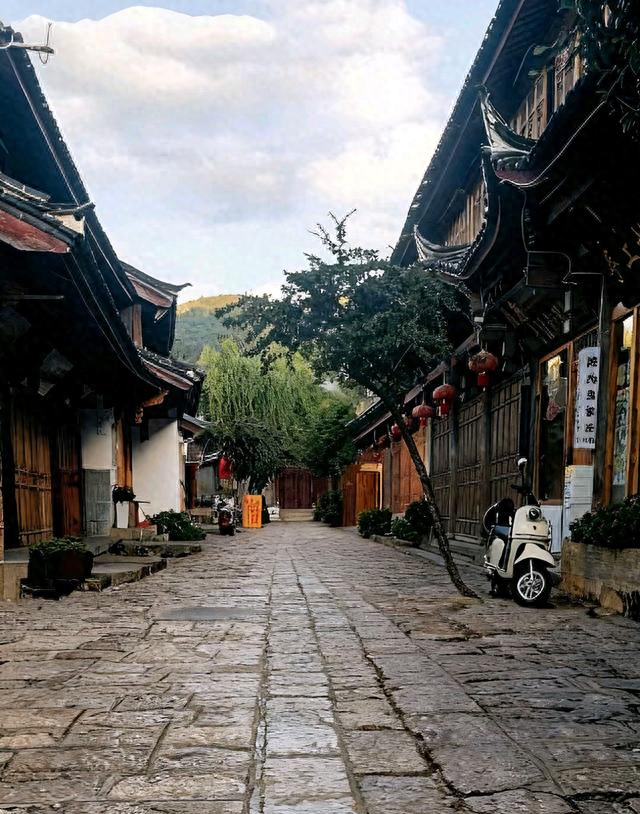 被绑架男孩逃脱攻略（在古镇被柯基67绑架式带路）