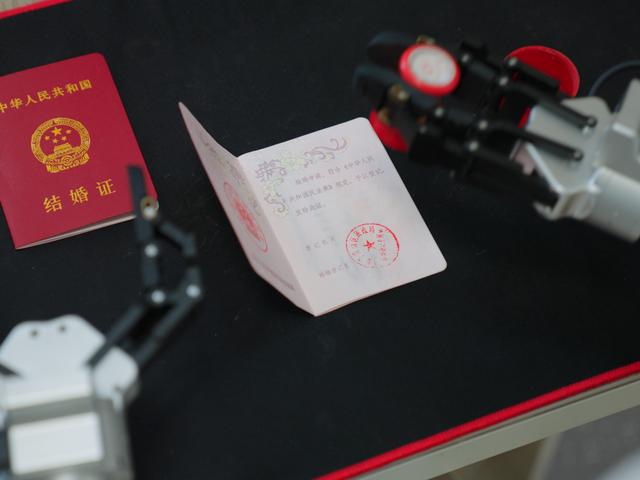 AI人形机器人七夕来“证婚”！科技浪漫席卷深圳南山