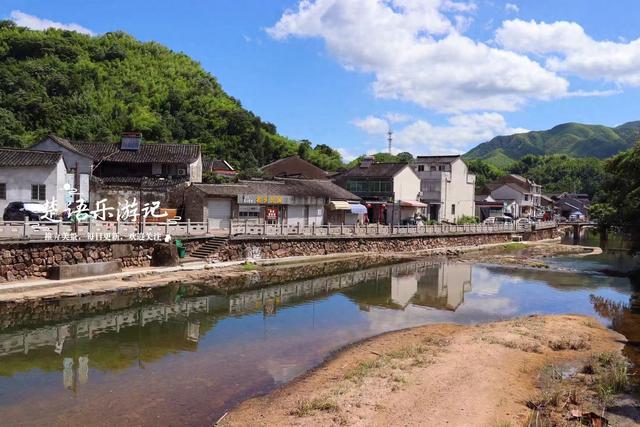 宁波奉化的传统村落，山水相依景色宜人，成为玩水与漂流胜地