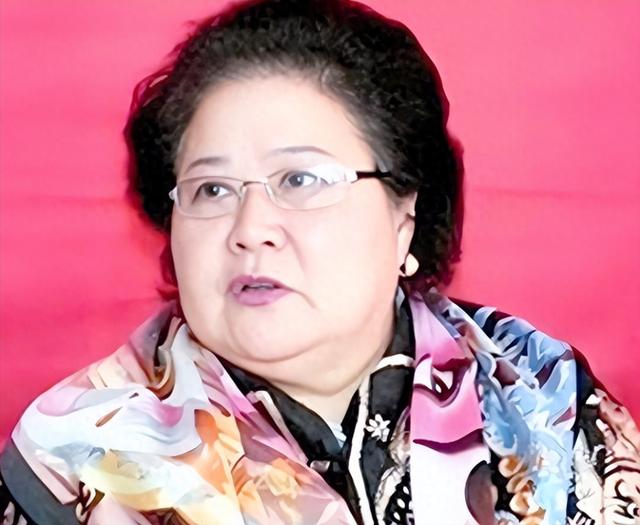 扎根美国	、永不回国？带30名演员留美不归，如今年过花甲归来