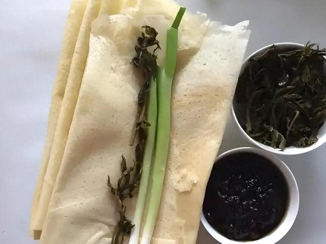 小麦煎饼卷黑咸菜 | 作者 王成武