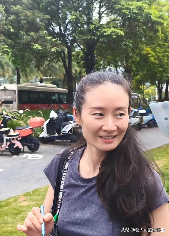 王小蒙扮演者王亚彬素颜被粉丝偶遇，她有白发了，自然老去很美