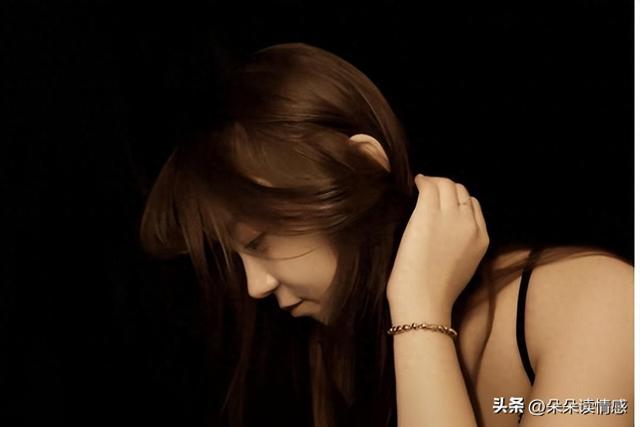 临睡前，女人发给你这“4个字”，意味着她很想你，男人别不在意