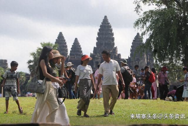 送水节，成千上万游客涌入吴哥窟共享节日喜悦