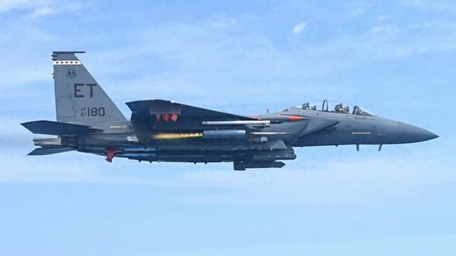 美军紧急公布激光火箭弹，美媒：中国阅兵式后拿到的画面资料