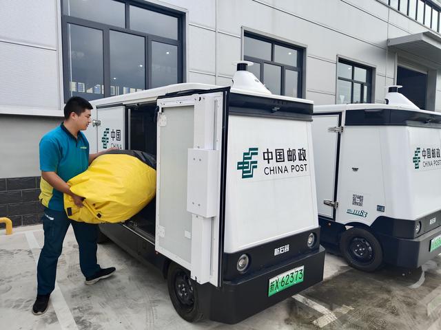 安阳无人车正在派件……