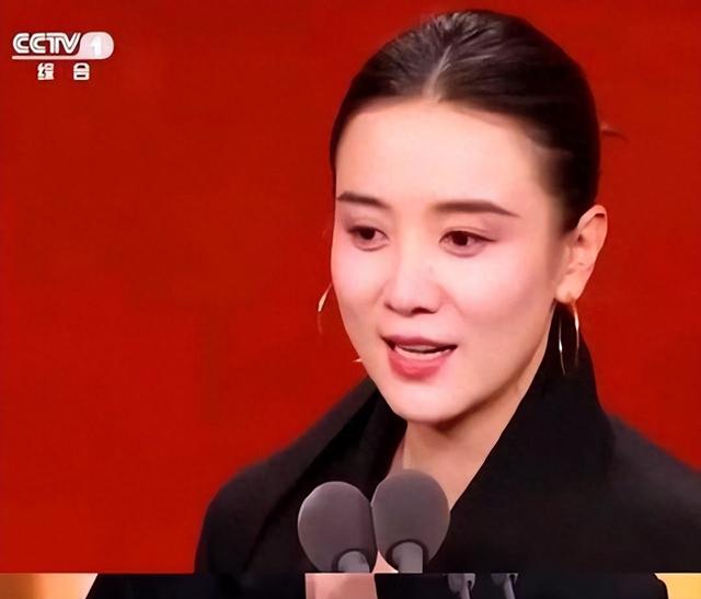拿奖没几天！就曝出私生活风波！人民日报出手，保住了宋佳的体面