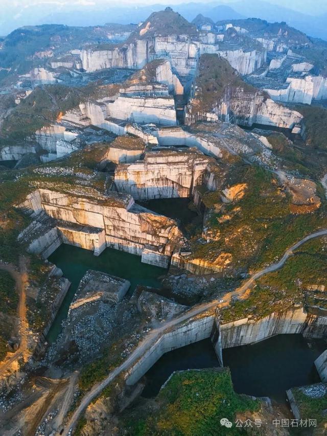 探秘福建巨无霸石材矿山，壮观景象震撼之美