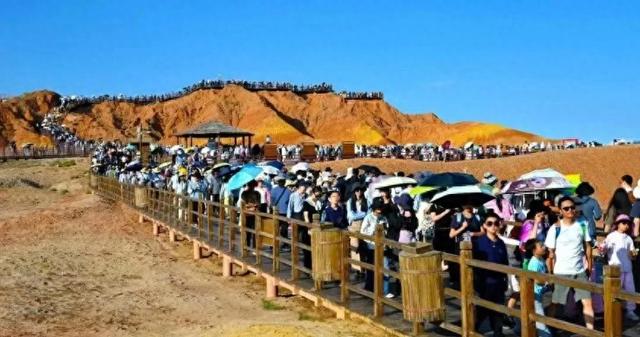 张掖七彩丹霞景区2025年游客接待量突破200万人次,单日游客接待量突破5.2万人次