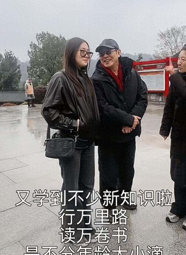 62岁李连杰带小女儿游九华山，不敢开美颜，缩着脖子走路老态龙钟