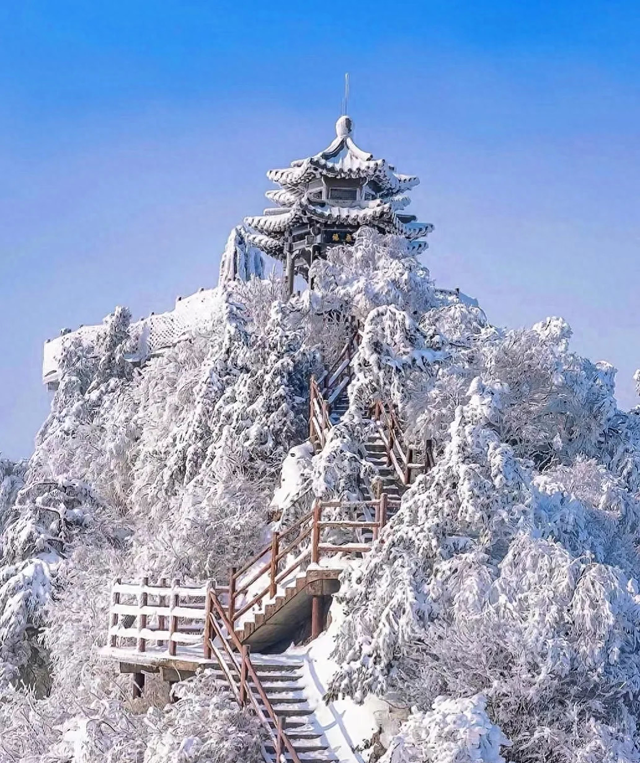 雪后老君山霞光万丈：一场冬日的绝美盛景
